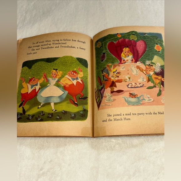 A Little Golden Book - Alice In Wonderland Meets The White Rabbit 1951 - Picture 9 of 16